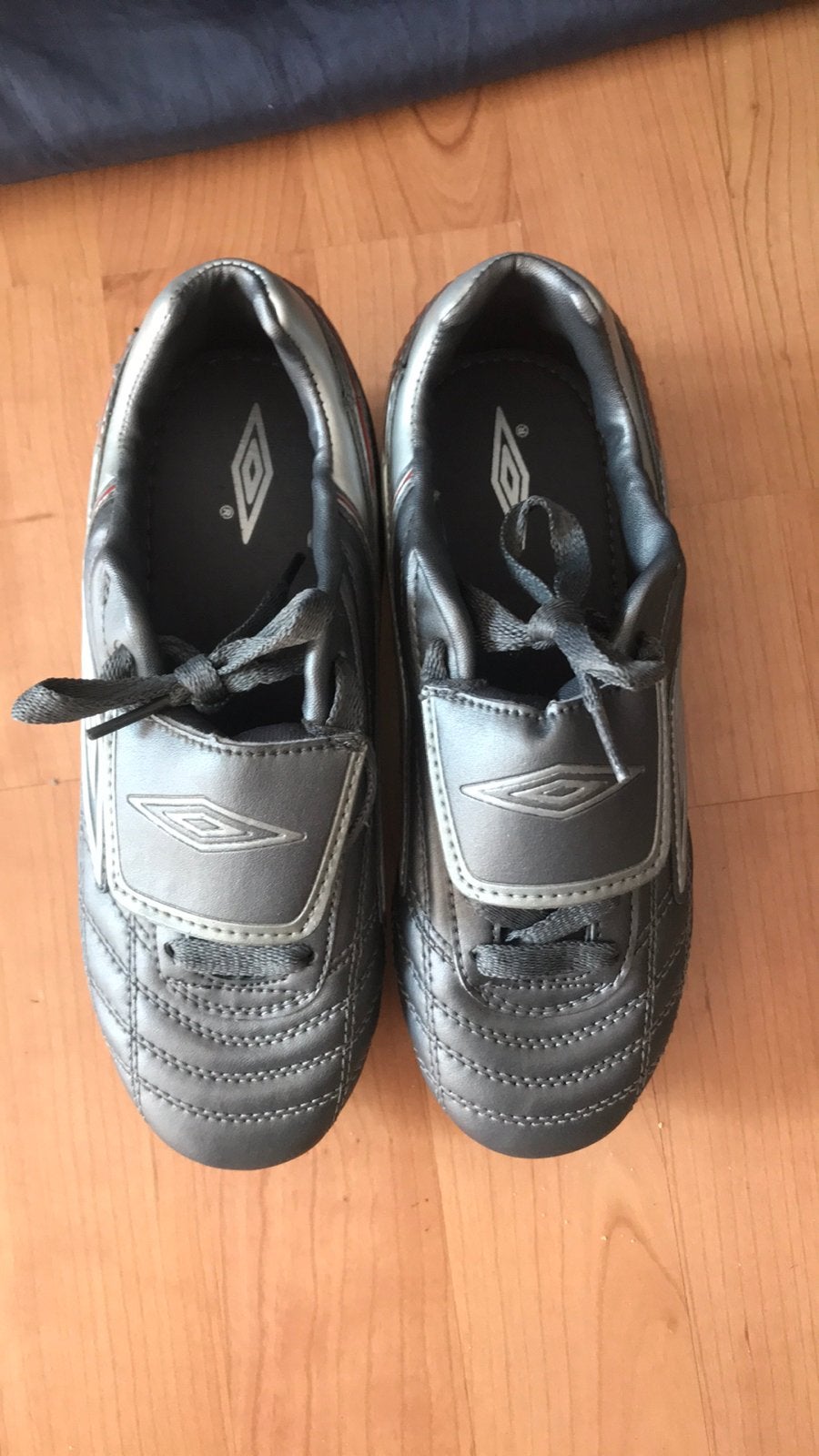 Chaussures de foot Umbro 32 NEUVES, Neuf