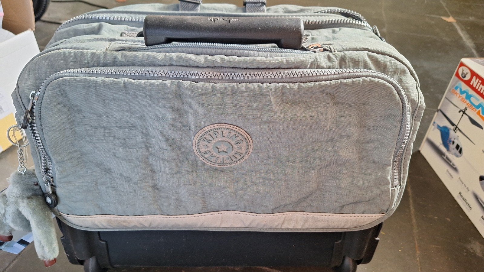 Kipling boekentas, Diversen, Ophalen