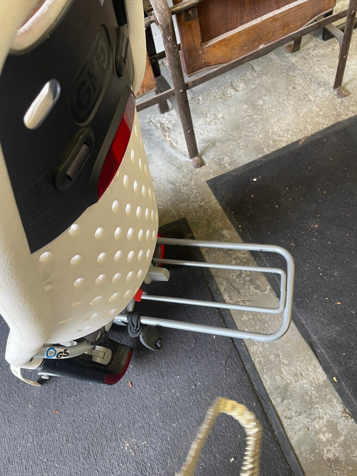 fietsstoel Yepp  wit. + montagekit ( batterij bescherming), Vélos & Vélomoteurs, Accessoires vélo | Sièges de vélo, Enlèvement