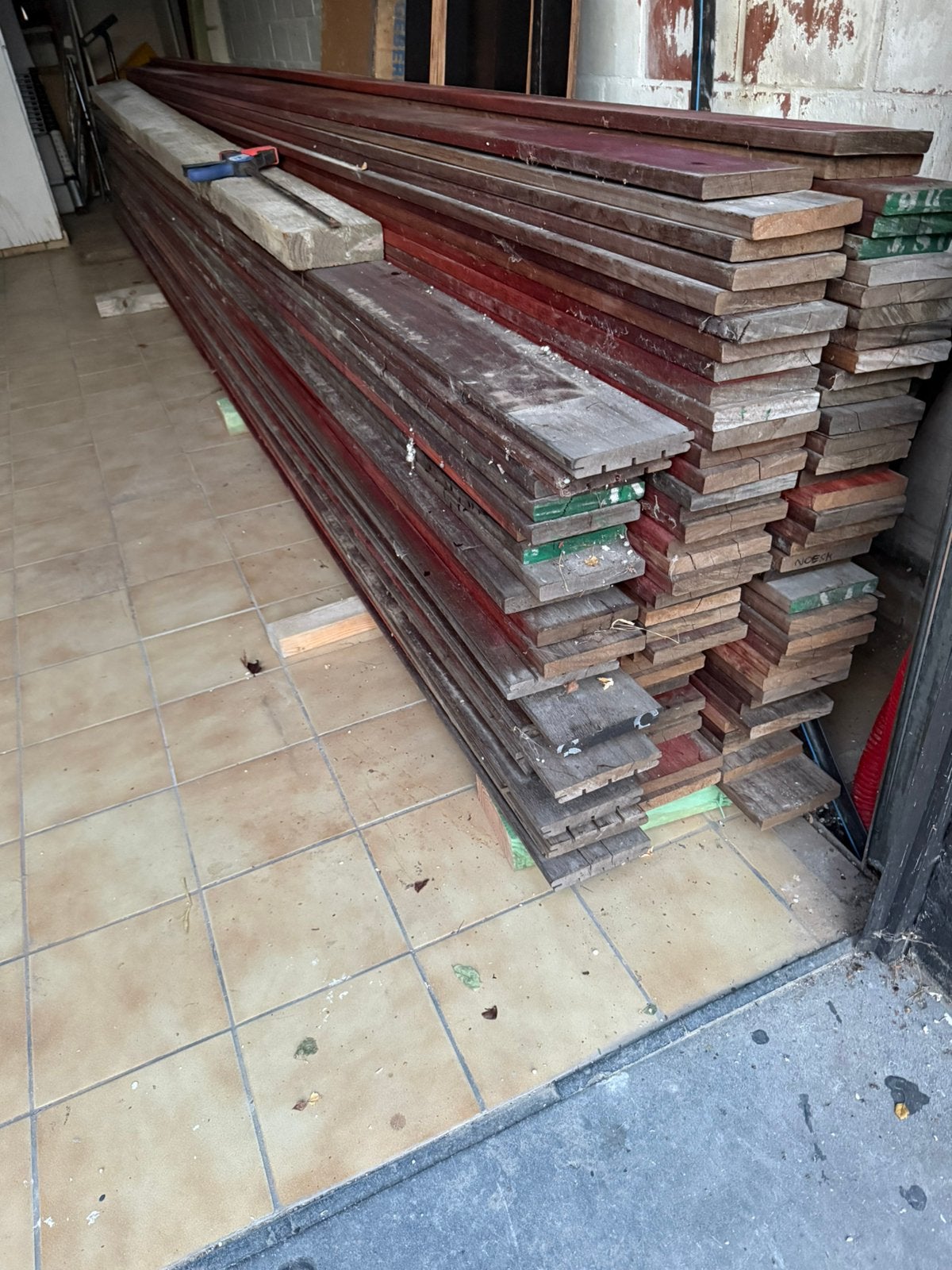 Padouk planken +\- 96 stuks, Bricolage & Construction, Bois & Planches, Planche, 300 cm ou plus, Comme neuf, Autres essences de bois