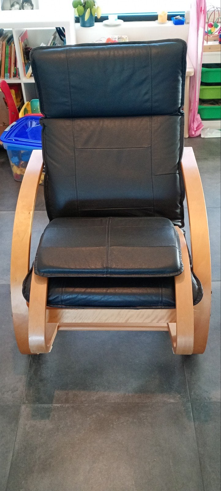 IKEA POÄNG Schommelstoel – Berkenfineer met Zwart Kussen, Huis en Inrichting, Fauteuils, Ophalen, Zo goed als nieuw, 75 tot 100 cm