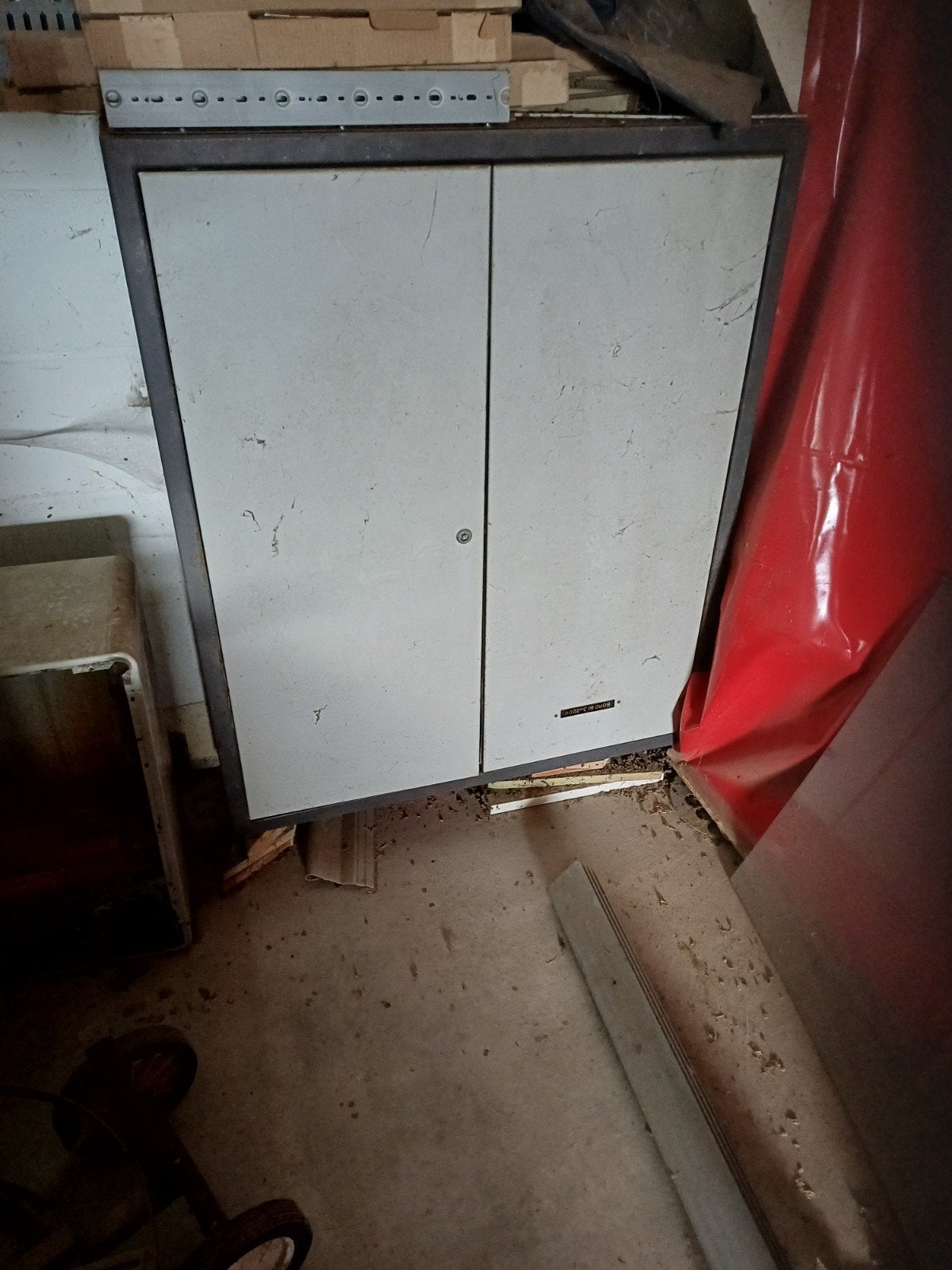Zware metalen kast, Ophalen of Verzenden