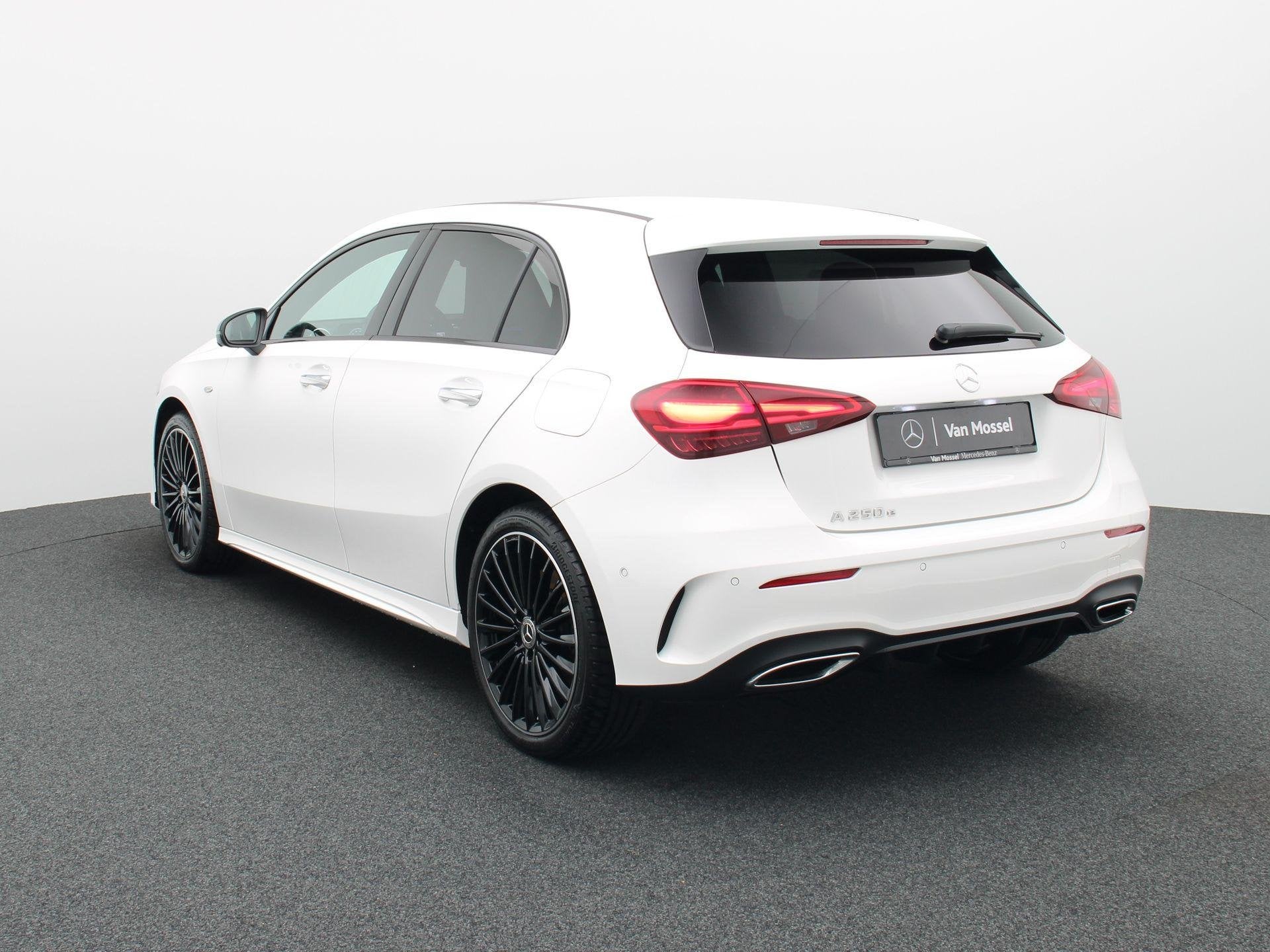 Mercedes-Benz A 250 e AMG Line + MULTIBEAM LED + PANO DAK +, Auto's, Dealer onderhouden, Stof, Gebruikt, 16 kWh