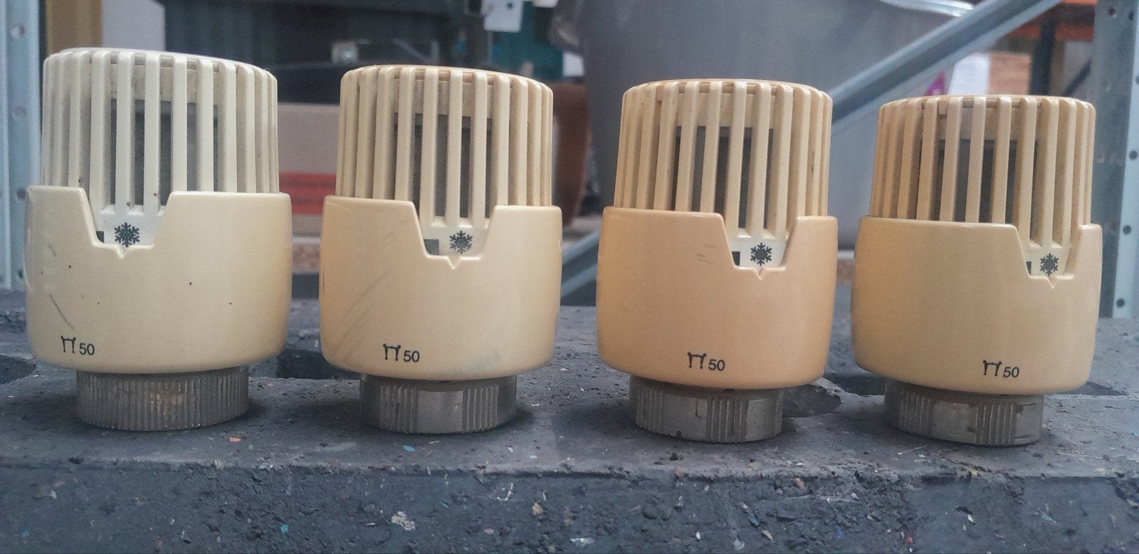 4 robinets de radiateur thermostatiques, Bricolage & Construction, ?, Enlèvement, Utilisé, ?