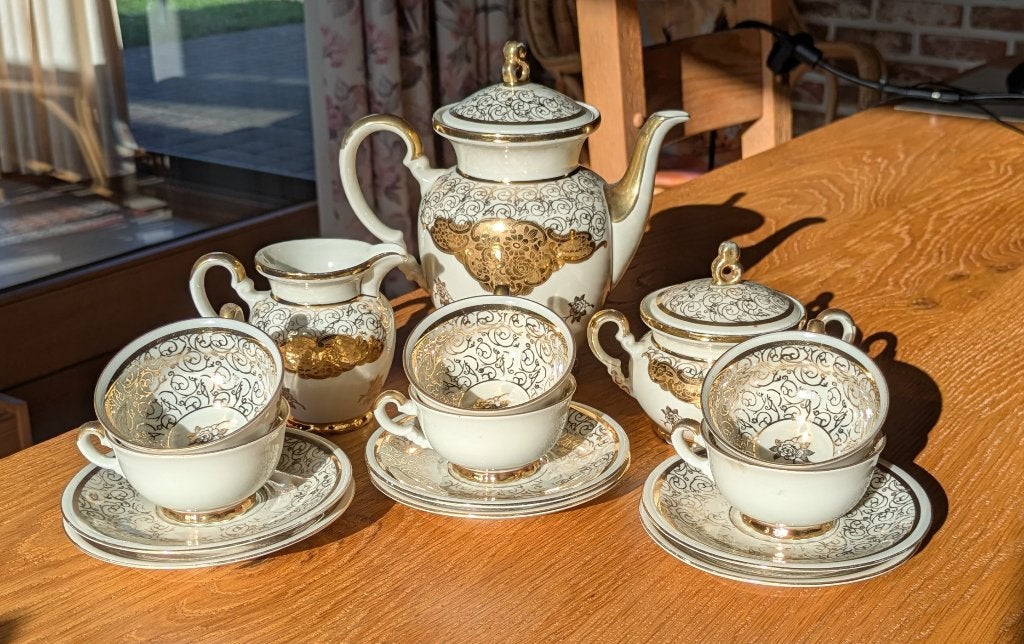 Porseleinen thee servies, Ophalen
