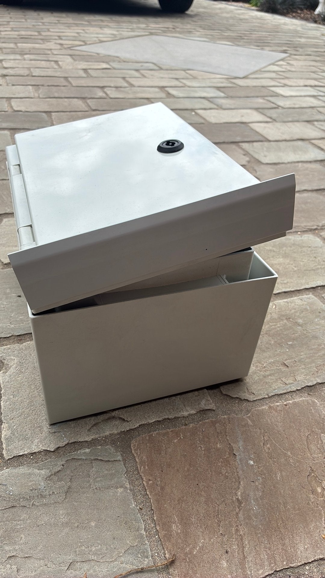 Metalen schakelkast / installatiekast met slot (wit), Enlèvement, Comme neuf