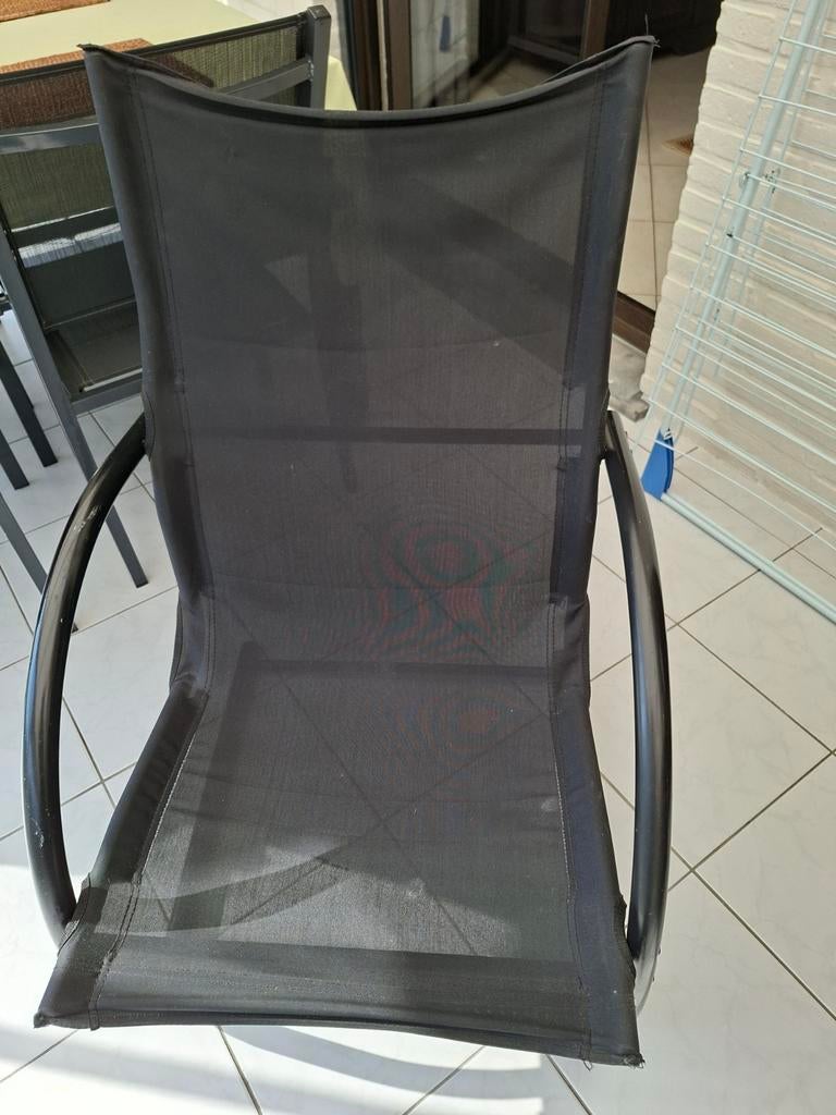 Chaise longue noire, Enlèvement
