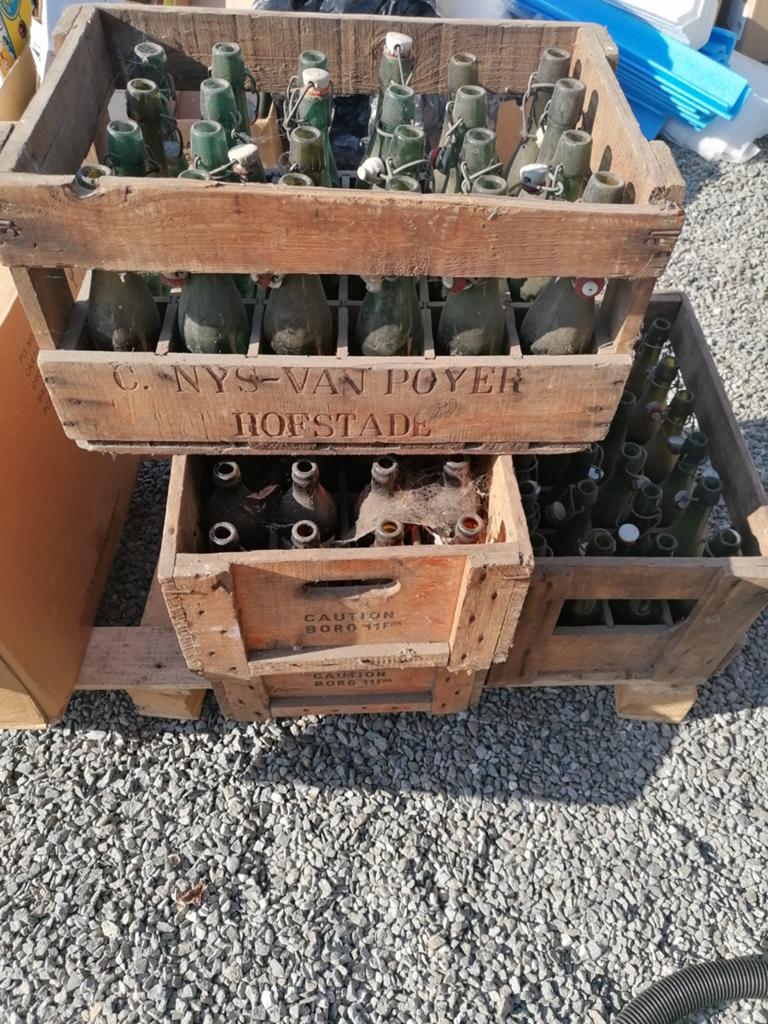 4 oude bierbakken vol met leggen flesjes, Ophalen