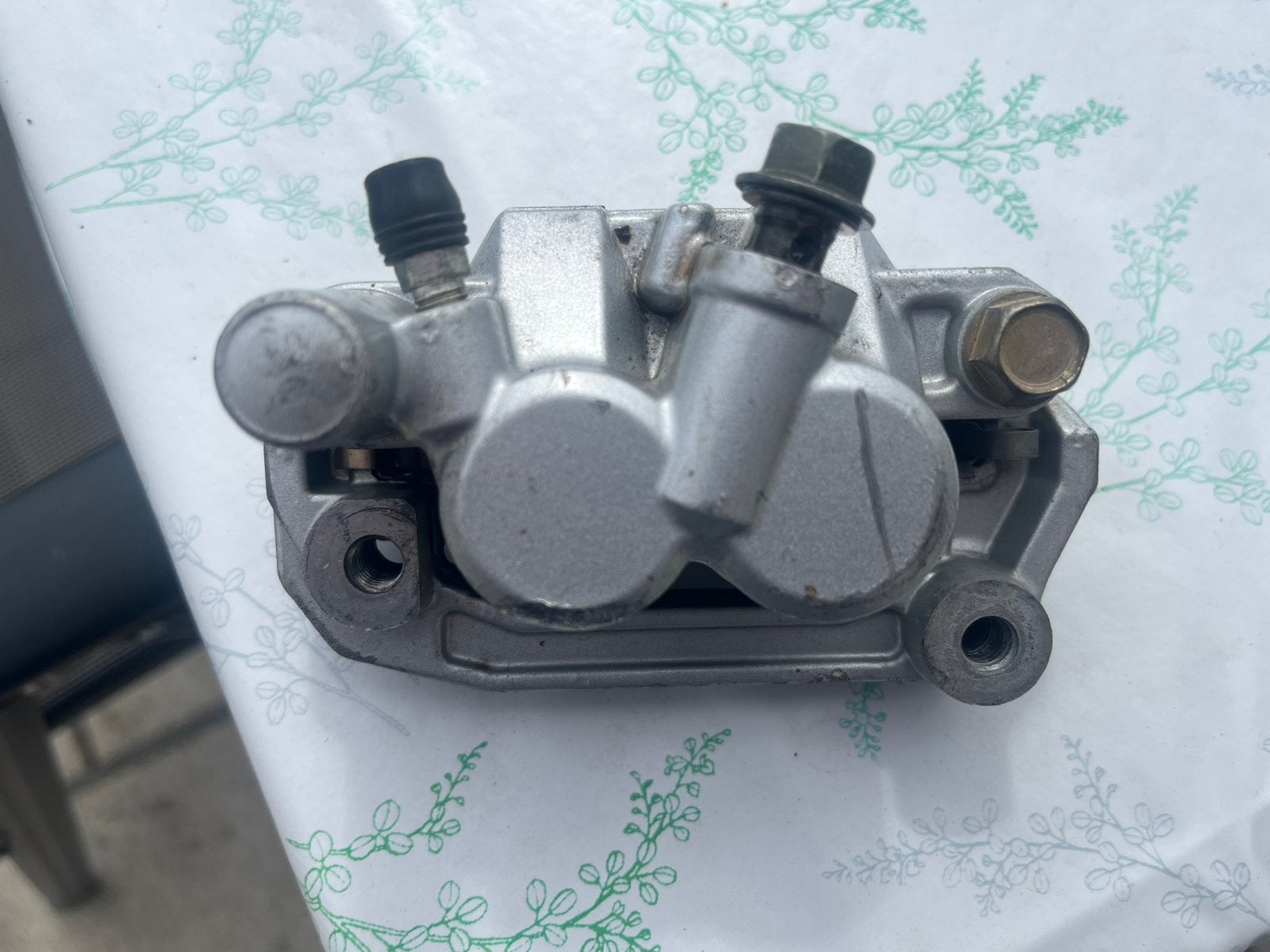 Étrier de frein avant 4 pistons Mitsubishi Pajero IV, Autos : Pièces & Accessoires, Enlèvement ou Envoi, Utilisé, Mitsubishi