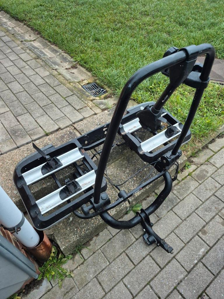 BMW. Geschikt voor 2 fietsen, 2 fietsen, Zo goed als nieuw, Trekhaakdrager, Elektrische fiets