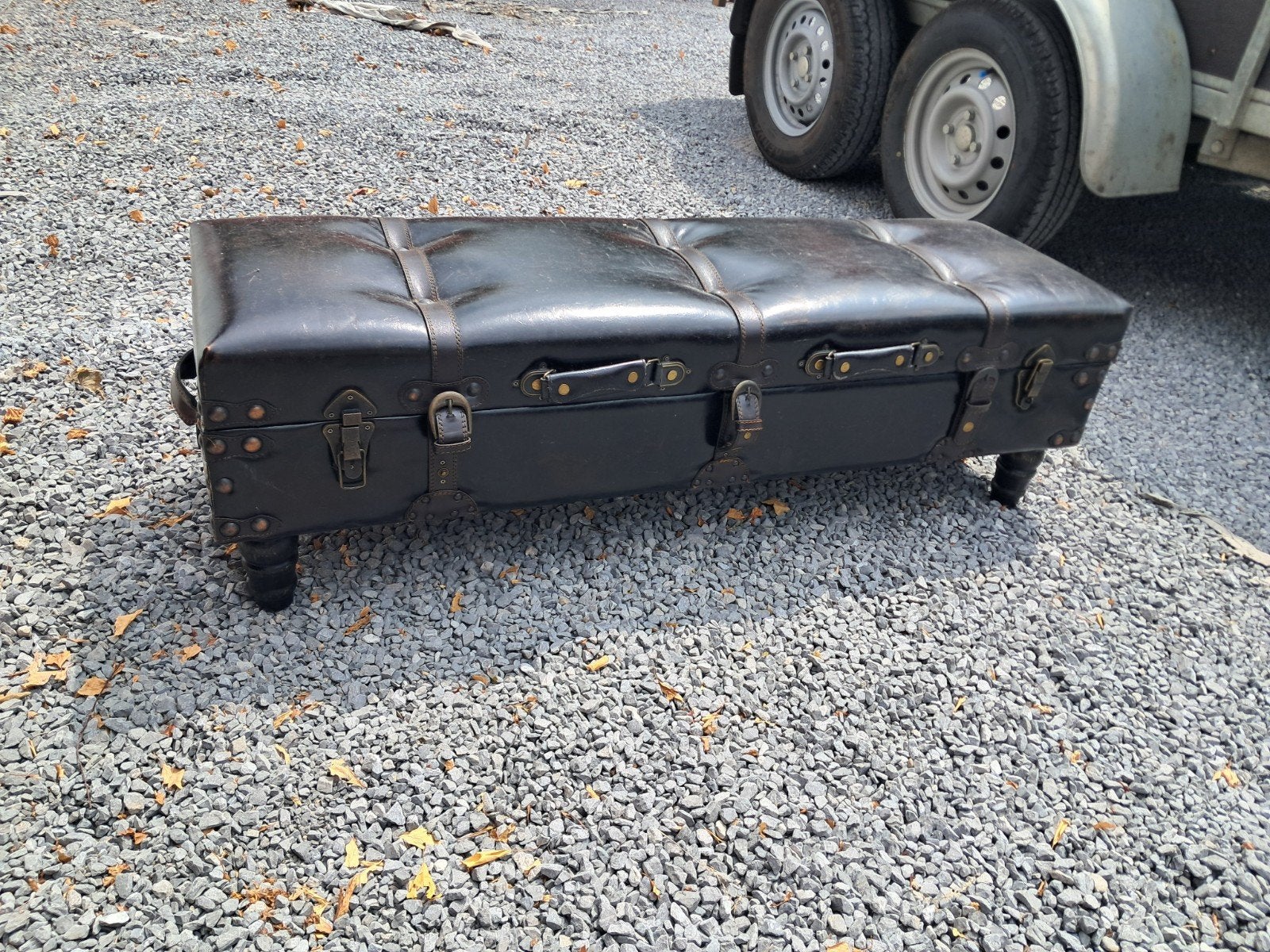 Vintage coffre en cuir véritable noir avec 4 pied bois, Antiquités & Art, Enlèvement