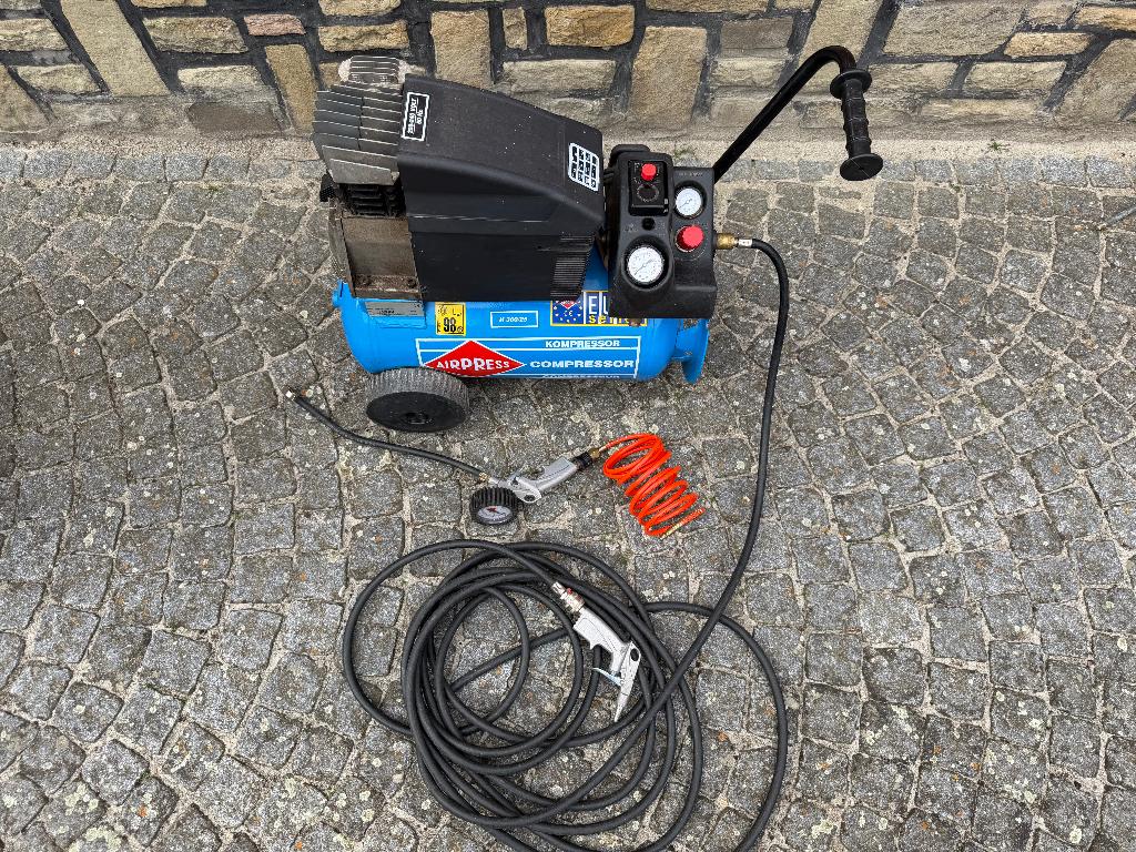 Compressor + lange darm + pistool + bandendrukpistool, Doe-het-zelf en Bouw, Compressors, Ophalen, 6 tot 10 bar, Zo goed als nieuw