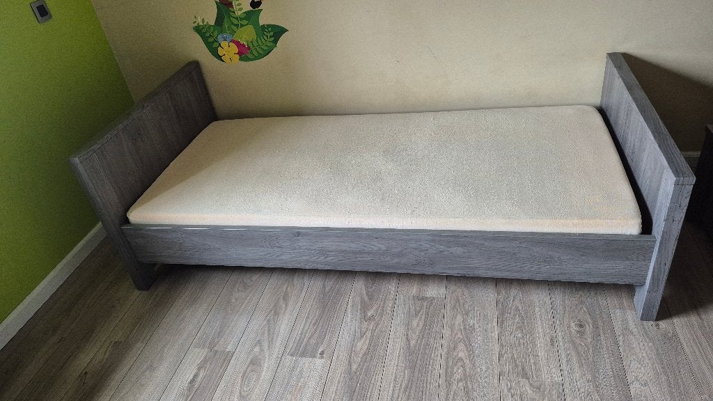 Kinderkamer compleet - grijs houtlook, Ophalen, Zo goed als nieuw, Jongetje of Meisje