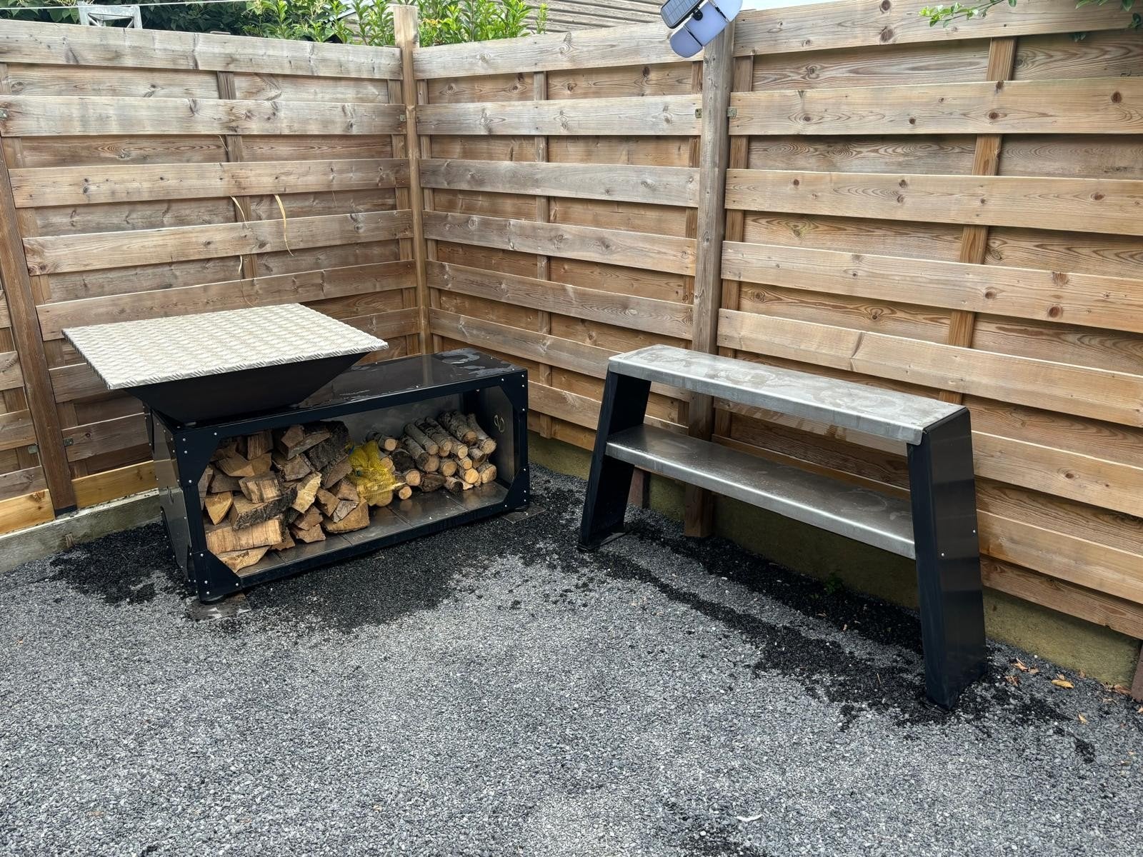 Mooie BBQ met bijzettafel te koop, Tuin en Terras, Houtskoolbarbecues, Ophalen, Zo goed als nieuw
