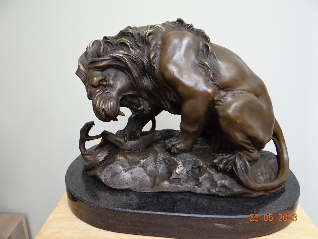brons getekend barye, vechtende leeuw met slang, Antiquités & Art, Enlèvement ou Envoi, Bronze
