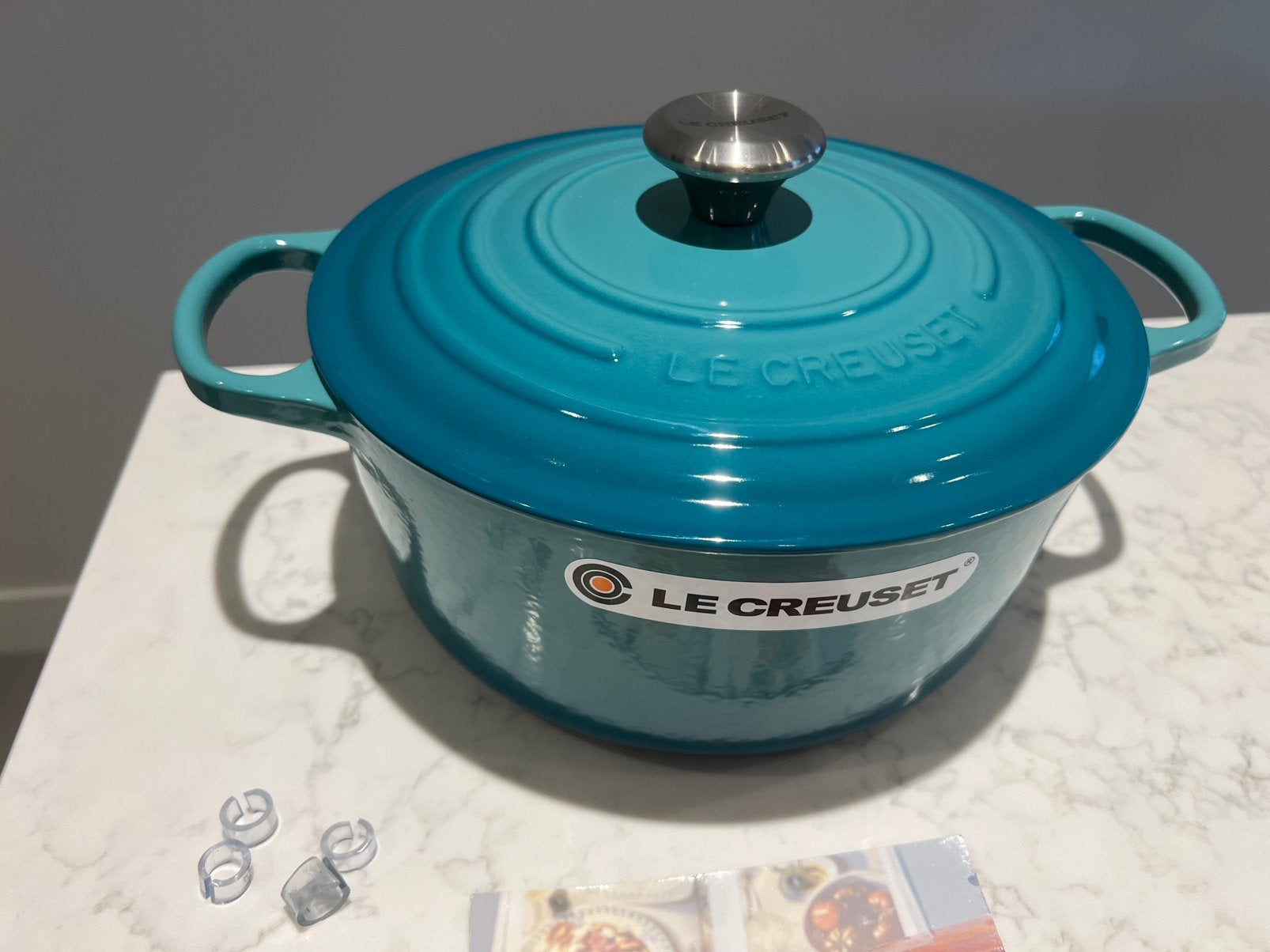 Nouveau Le Creuset Signature Blue Riviera 26 cm, Maison & Meubles, Cuisine | Casseroles & Poêles, Neuf, Enlèvement ou Envoi, Compatible induction