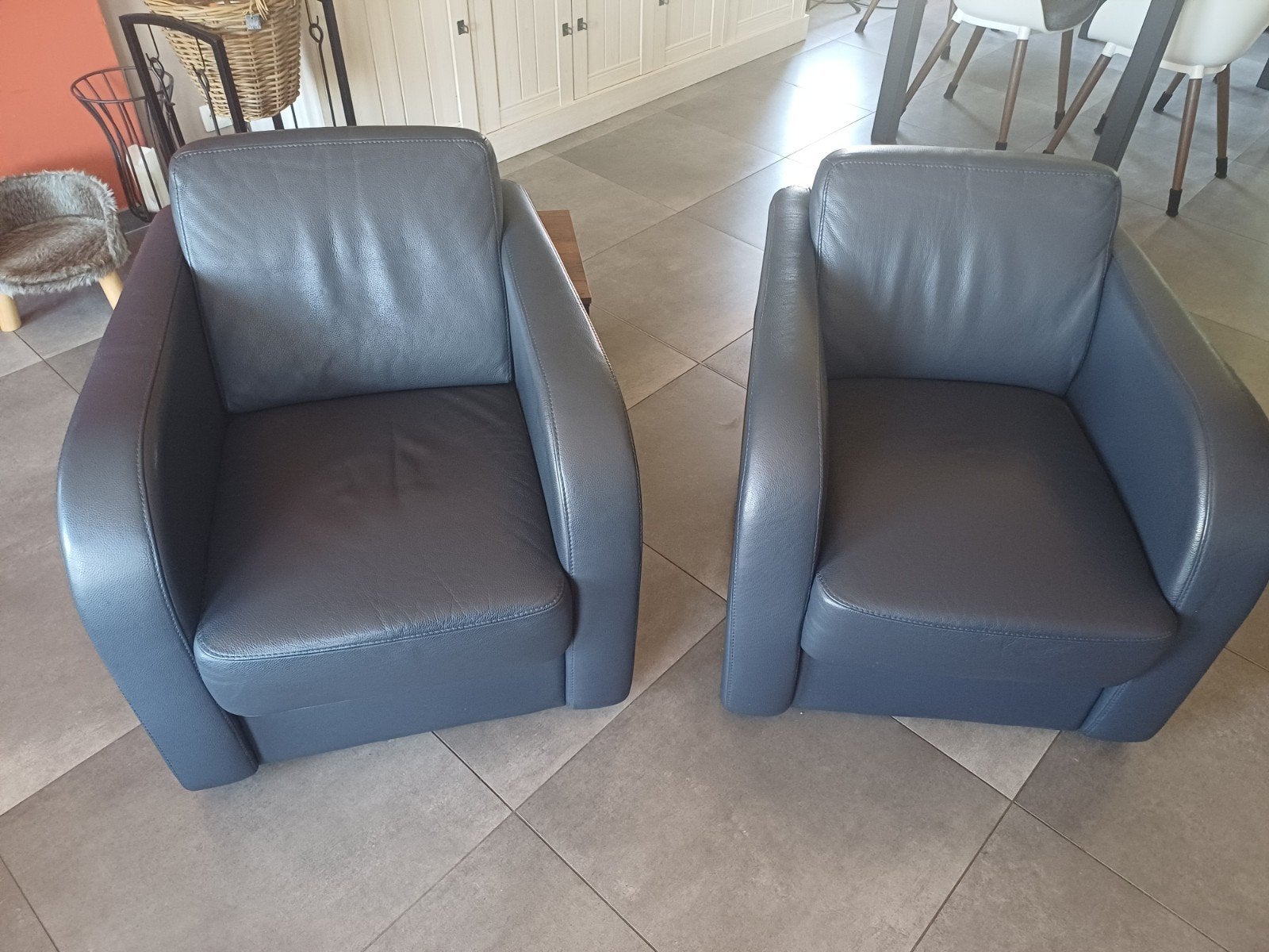 2 Donkerblauwe 'Aviator' zetels in leer, Huis en Inrichting, Fauteuils, Zo goed als nieuw, Leer, 75 tot 100 cm, 75 tot 100 cm