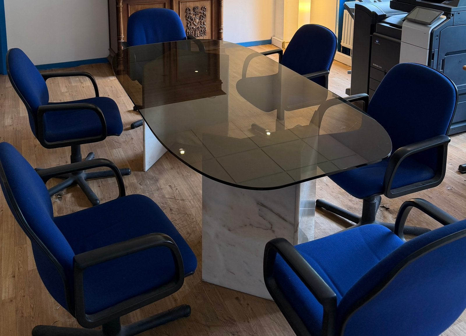 Vergadertafel in rookglas + 6 blauwe draaistoelen – set, Ophalen