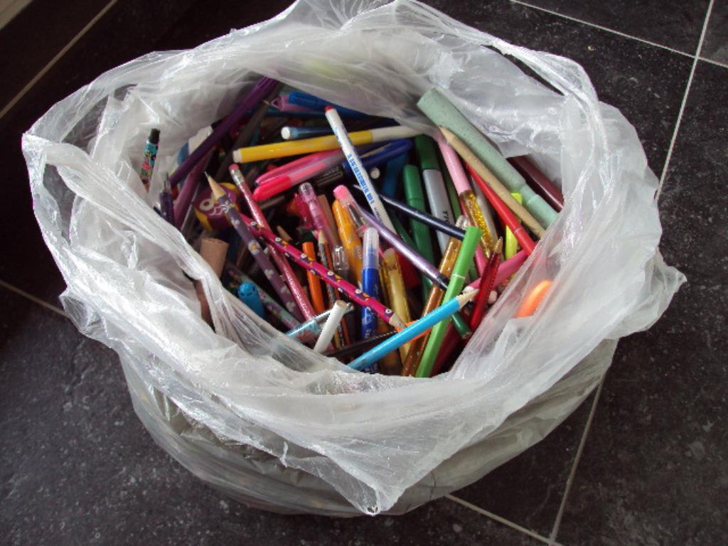 grand sac rempli de marqueurs et de crayons de couleur, Enlèvement, Utilisé, Garçon ou Fille