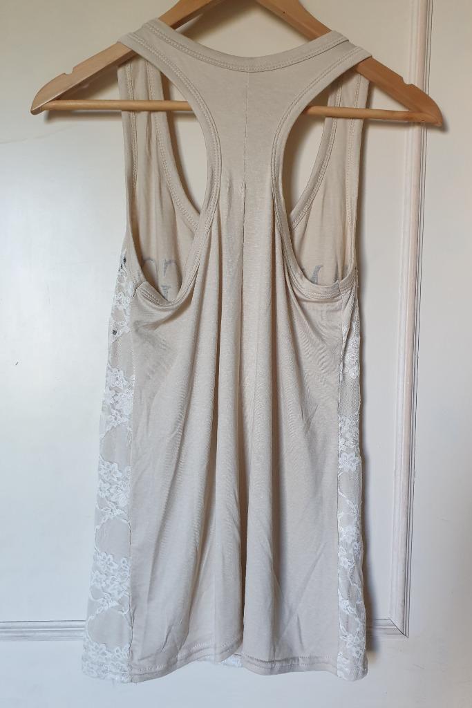 GRATIS topje beige 2 lagen kant print TU - Rug beschadigd, Beige, Ophalen of Verzenden, Gedragen, Maat 36 (S)