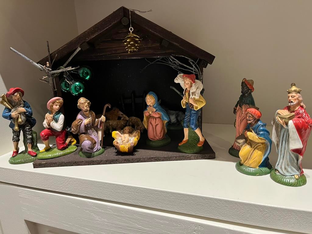 Oude houten kerststal met 13 figuren, Ophalen, Zo goed als nieuw