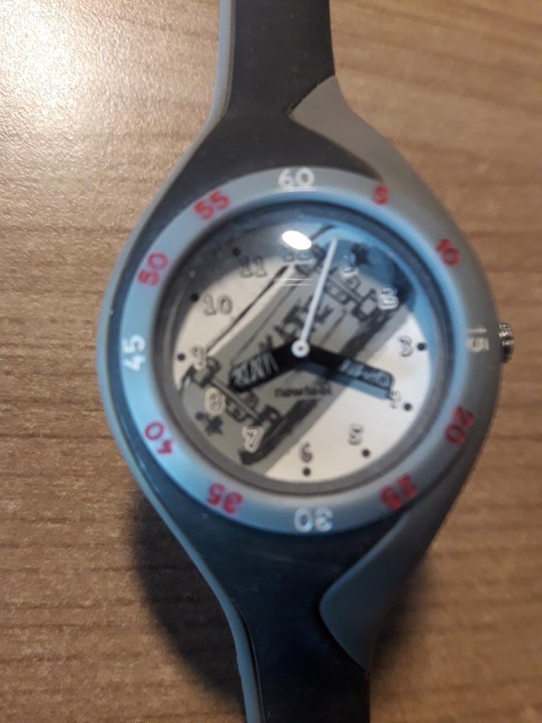 montre pour garçon, Bijoux, Sacs & Beauté, Montres | Enfants, Enlèvement ou Envoi, Comme neuf, Gris, Garçon