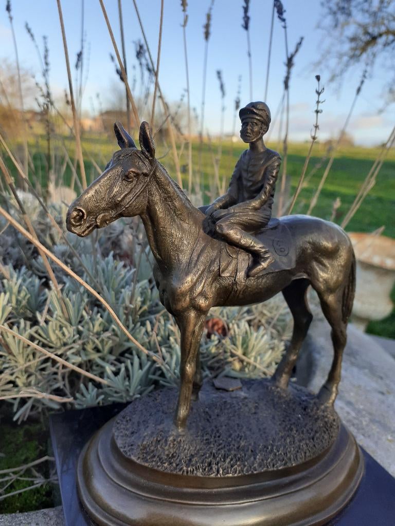 DE JOCKEY OP ZIJN PAARD IN BRONS GESIGNEERD OP EEN SOKKEL, Ophalen of Verzenden, Brons