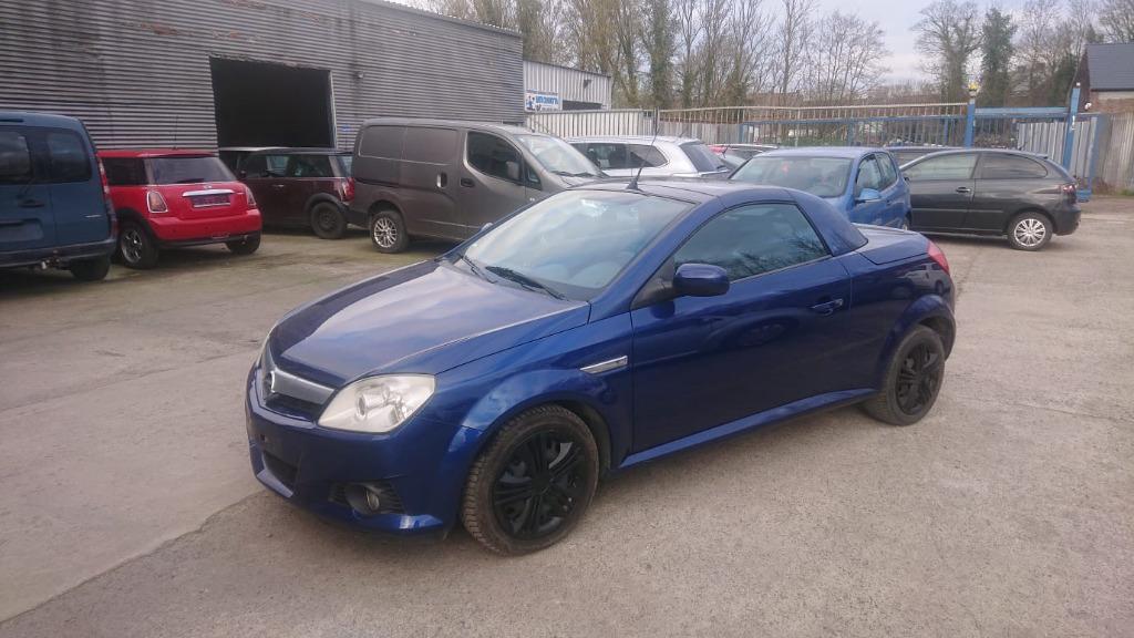 Opel tigra 1400cc essence cabrio 2005 clim 174000km GARANTIE, Auto's, Zwart, Cabriolet, Blauw, Elektrische ramen