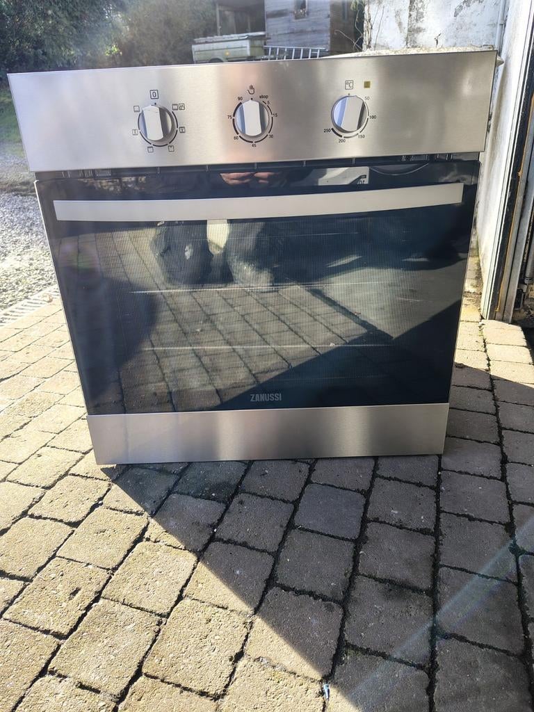 Four encastrable zanussi, Neuf, Encastré