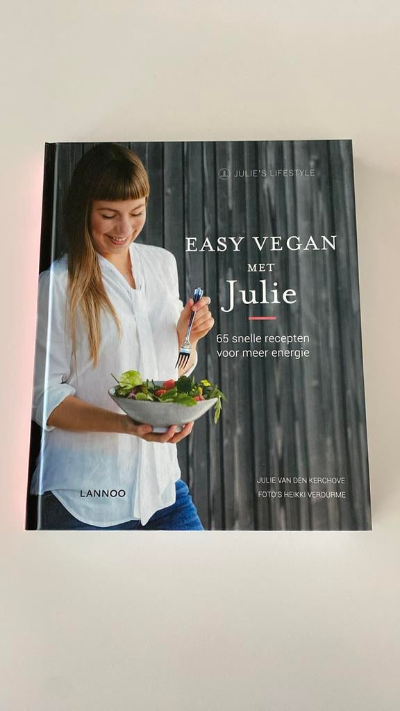 Kookboek Easy Vegan met Julie, Ophalen of Verzenden, Nieuw, Julie Van den Kerchove; Simon Matthys