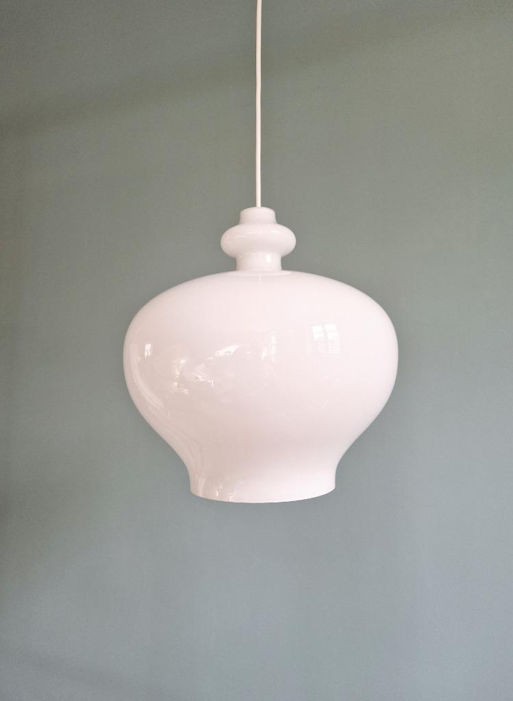 Grande suspension en opaline blanche, H.A. Jakobsson, 1960, Antiquités & Art, Enlèvement ou Envoi