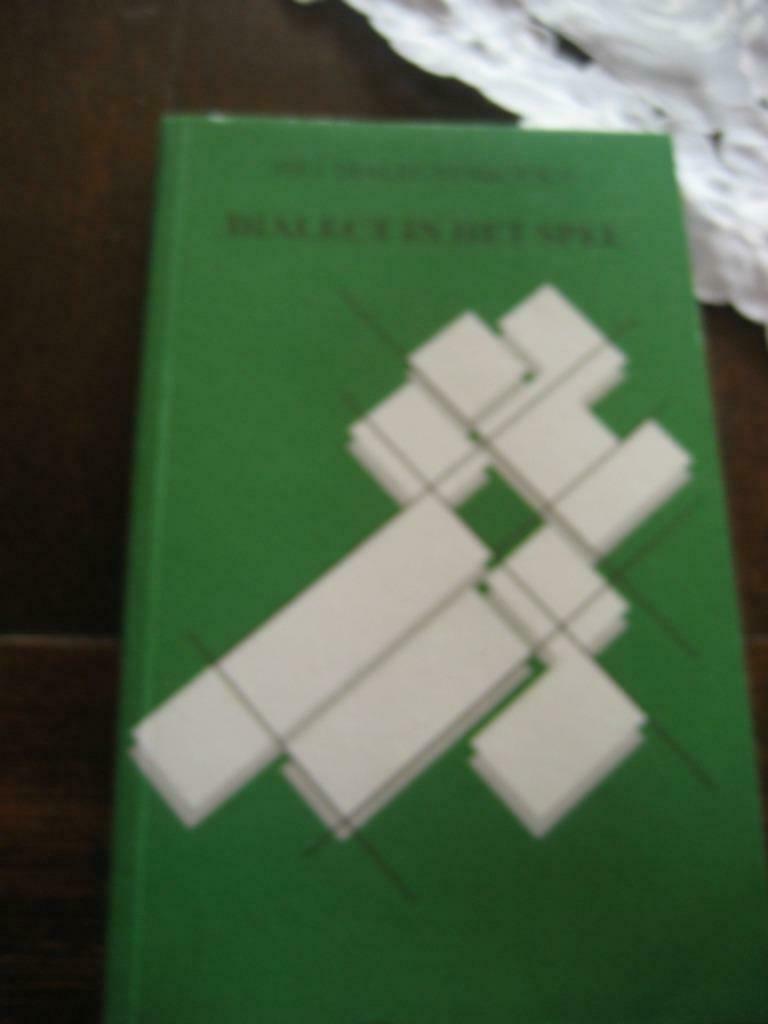 Het dialectenboek 9 "dialect in het spel", Ophalen of Verzenden, Nieuw