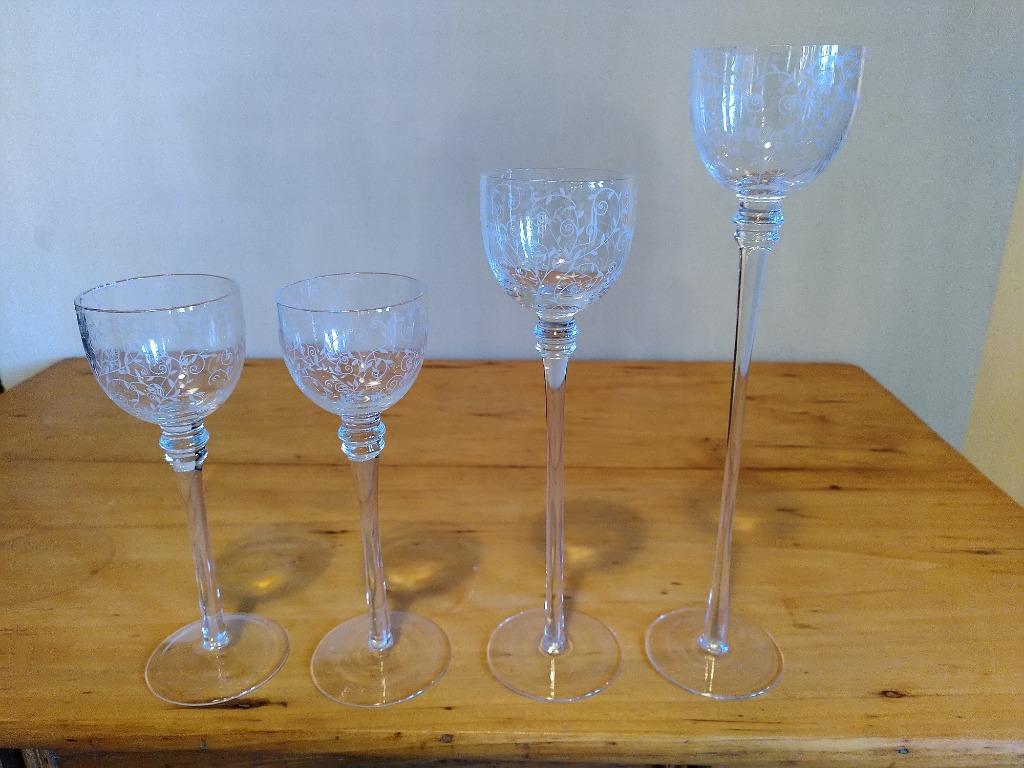 4 verres à vin gravés à base haute, Enlèvement ou Envoi