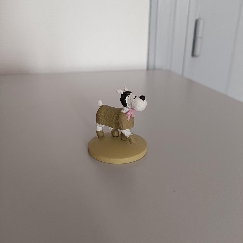 Figurine Tintin : n61 Milou en manteau de fourrure, Collections, Enlèvement ou Envoi, Tintin, Comme neuf, Statue ou Figurine