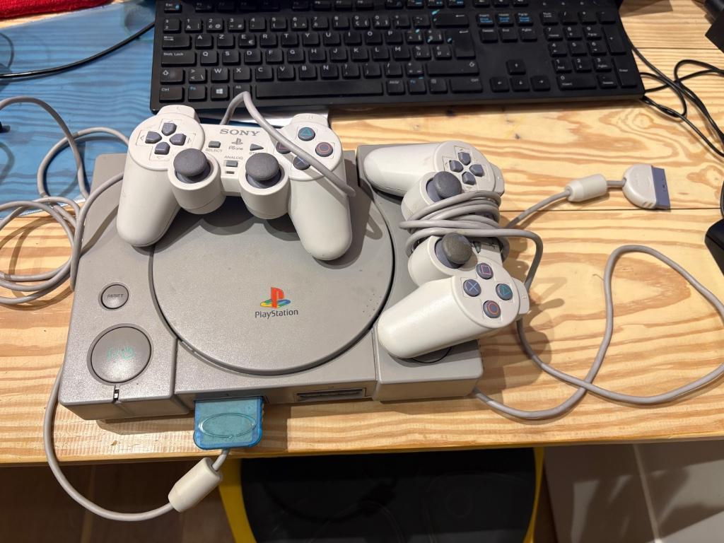 Playstation 1 console + 2 controllers + memory card, Ophalen of Verzenden, Gebruikt, Met 2 controllers