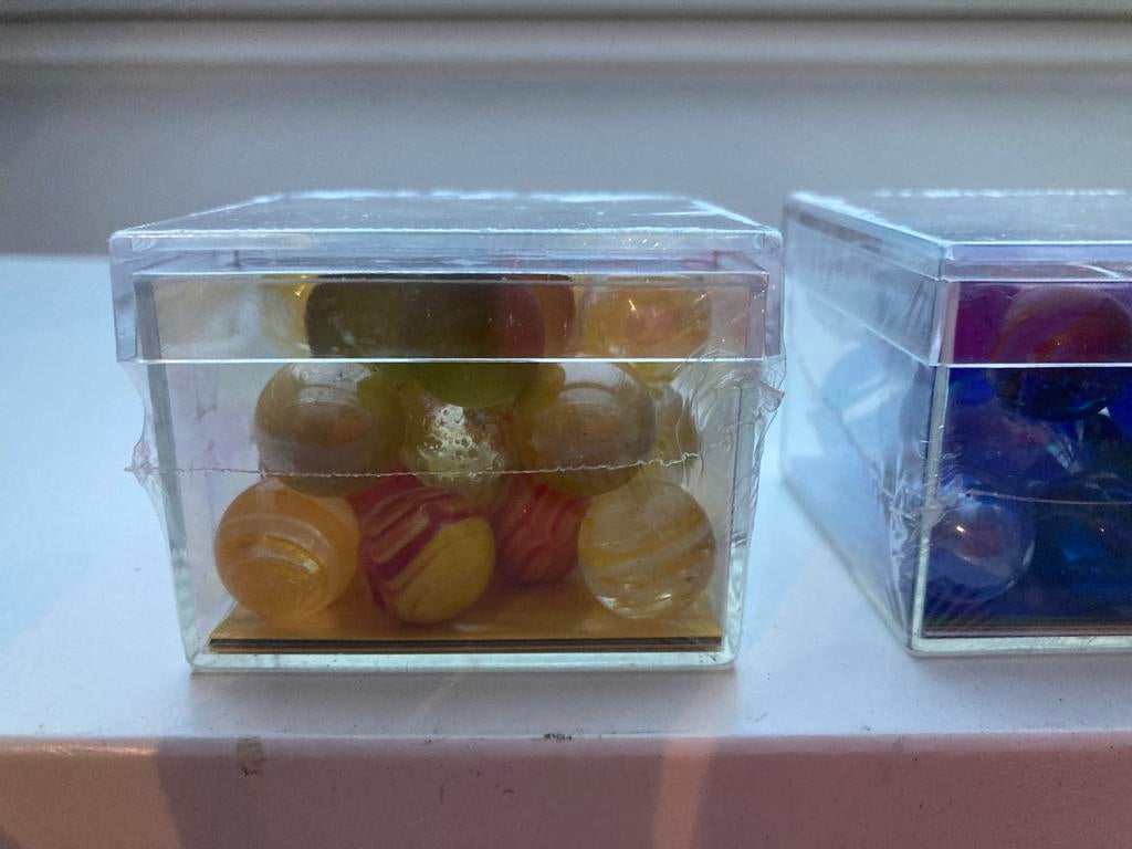 Djeco doosje met 25 glazen knikkers geel NIEUW, Ophalen of Verzenden, Nieuw