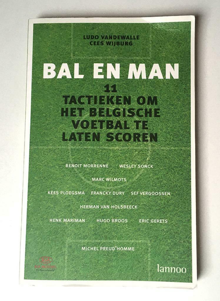 Bal en man: 11 tactieken om het Belgische voetbal te laten.., Livres, Livres de sport, Utilisé, Sport de ballon, Enlèvement ou Envoi