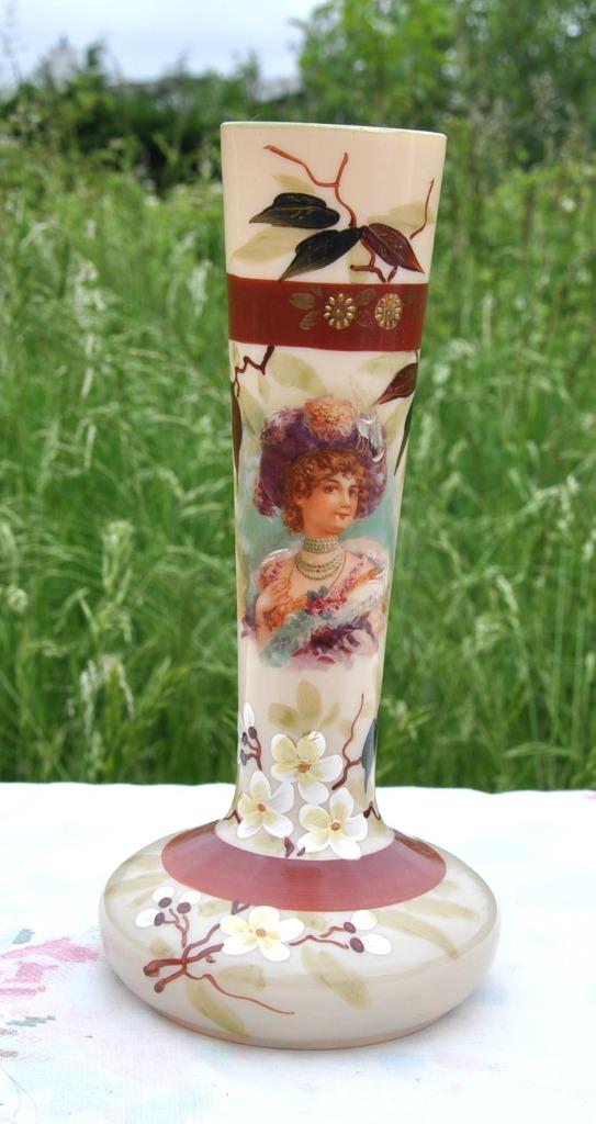 D vase opaline forme effilée decor fleur et dame, Enlèvement ou Envoi