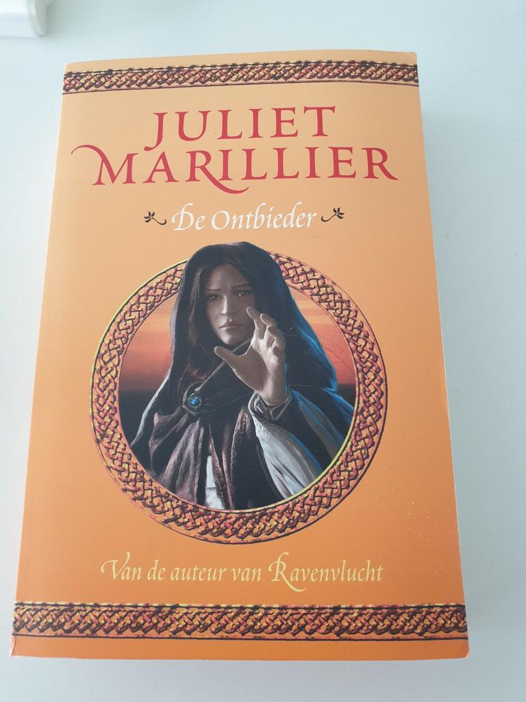 Juliet Marillier - De ontbieder DEEL 3 Shadow Fell, Ophalen of Verzenden, Zo goed als nieuw, Juliet Marillier