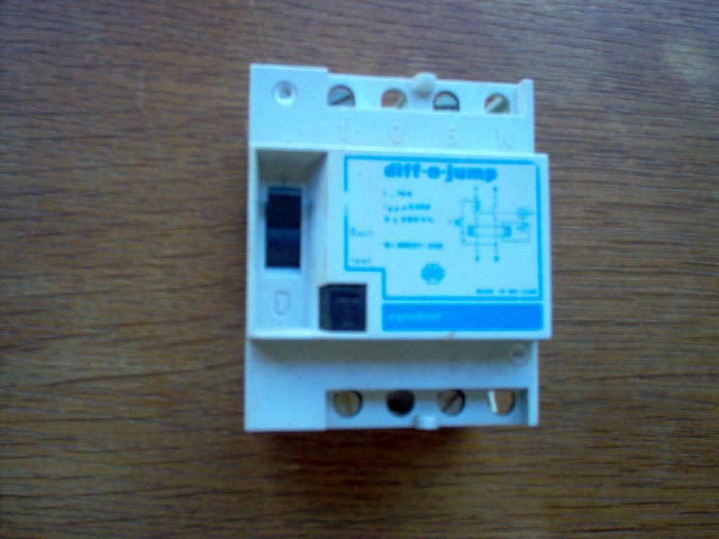 Disjoncteur automatique et différentiel (a partir de 2,5 €, Enlèvement ou Envoi, Comme neuf, Interrupteur