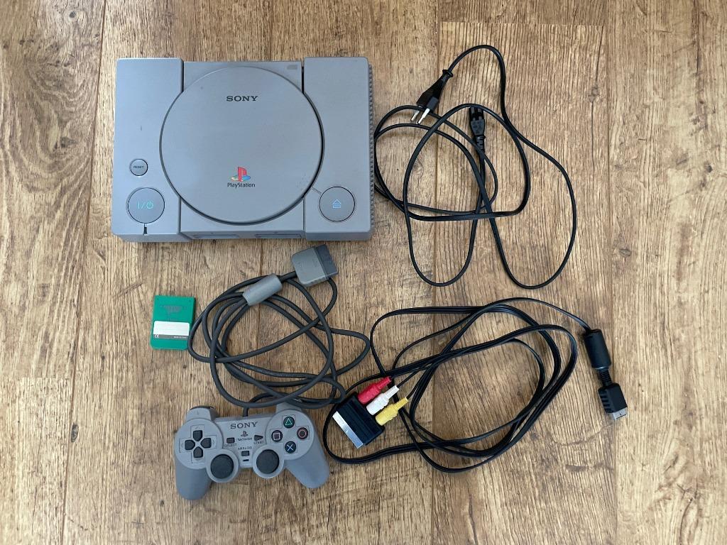 playstation 1 met games, Games en Spelcomputers, Ophalen, Gebruikt, Met 2 controllers, Met games