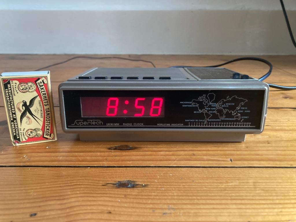 Radio-réveil vintage avec chiffres numériques rouges, réveil, Enlèvement ou Envoi, Comme neuf, Digital, Réveil ou Horloge