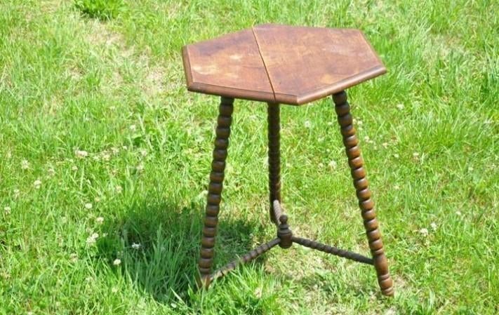 $ table d'appoint hexagonale art deco trois pieds bobines, Enlèvement ou Envoi
