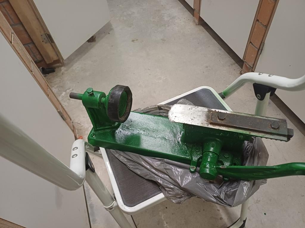 Oester machine in metaal .oud en zeer sterk onverslijtbaar., Diversen, Ophalen, Gebruikt