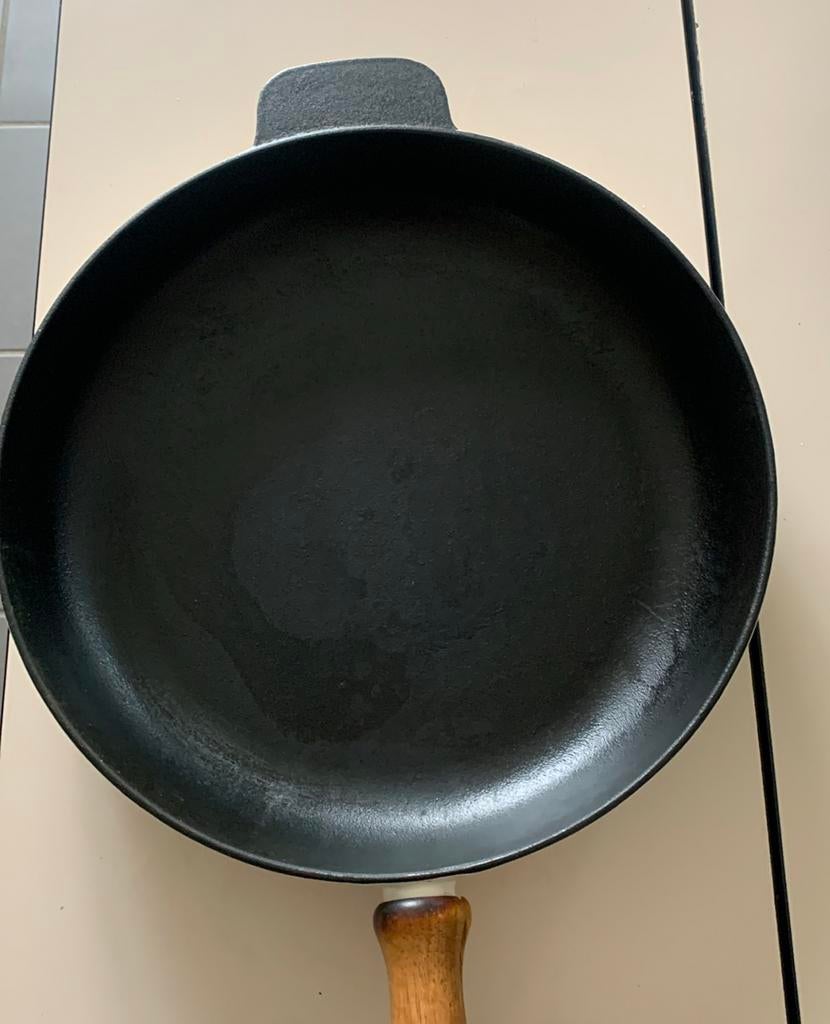 Made in China Gietijzer brand pan met deksel d 28 cm diep 6, Huis en Inrichting, Keuken | Potten en Pannen, Ophalen of Verzenden