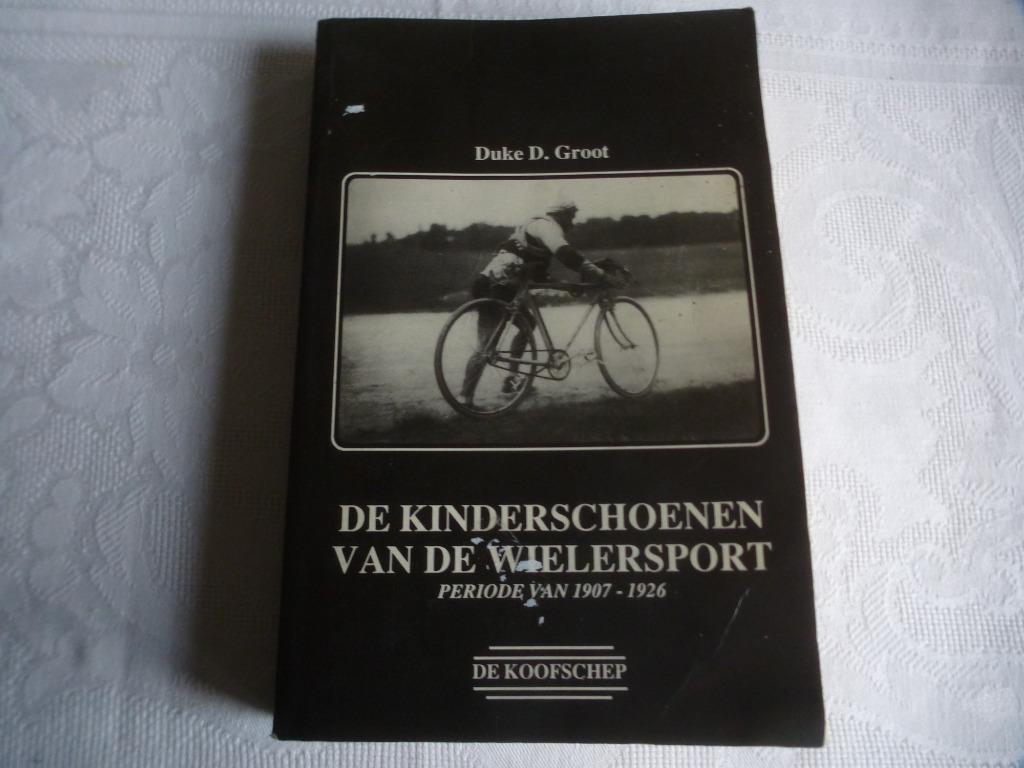 de kinderschoenen van de wielersport 1907-1926, Gelezen, Duke D. Groot, Lopen en Fietsen, Ophalen of Verzenden