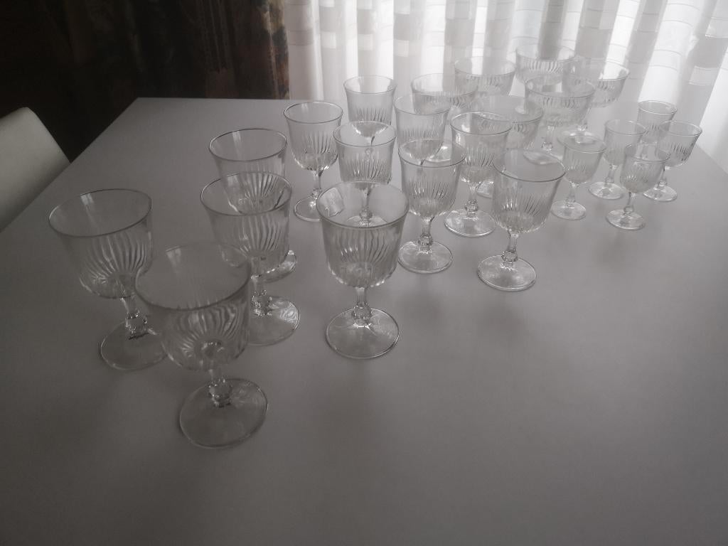 Drinkglazen - Serie glazen op voet – 23 stuks, Verzamelen, Ophalen of Verzenden