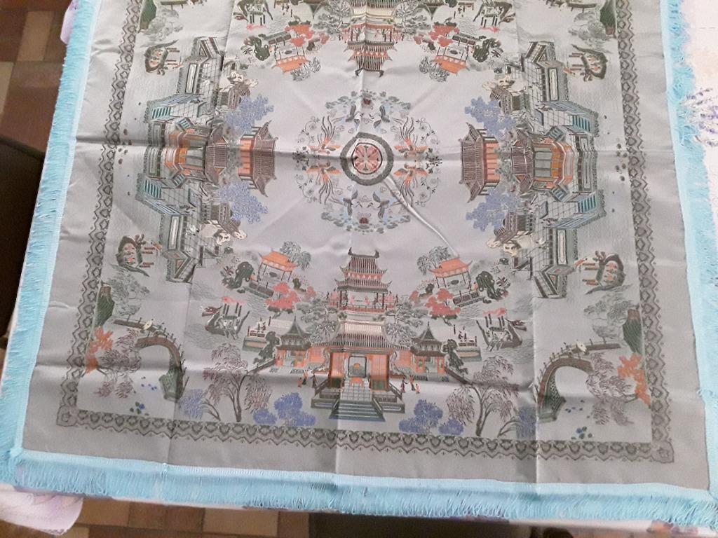 Tafelkleedje (Chinees) 104 cm  op 104 cm met franjes, Huis en Inrichting, Ophalen of Verzenden, Nieuw, Vierkant, Binnen