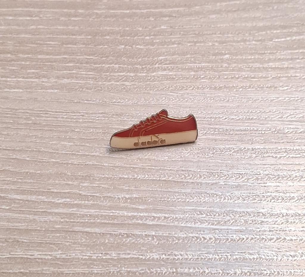 PIN - DIADORA - SNEAKER, Verzamelen, Verzenden, Gebruikt, Merk, Speldje of Pin