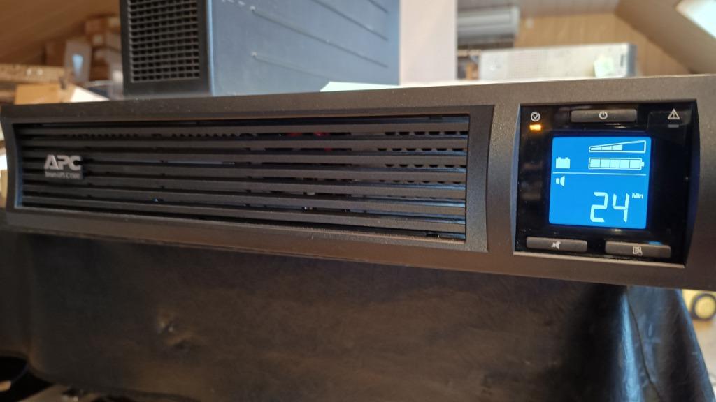 UPS APC SMC1500/ 900W-new batteries- rack 2U, Computers en Software, Noodvoedingen (UPS), Gebruikt, Ophalen of Verzenden